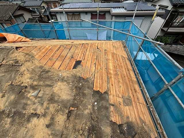 仙台市泉区で屋根葺き替え工事、傷んだ野地板を確認して構造用合板で下地を整えた現場